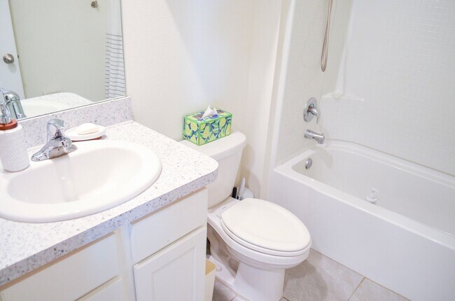 Building Photo - 5 Bedroom 3 Bath in Avalon Woods in Newberry