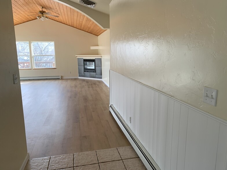 Living Room and Foyer - 1552 Balsam Ct