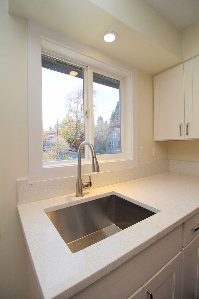 Building Photo - 1865-1865 SE Oak St