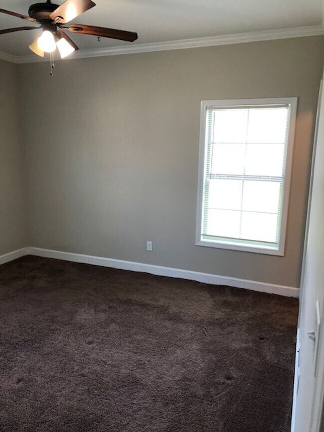 Building Photo - 2203 Forest Lake Dr