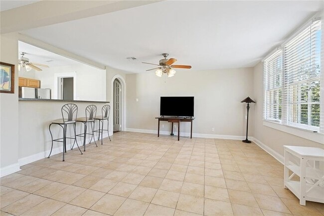 Building Photo - 5705 Prytania St