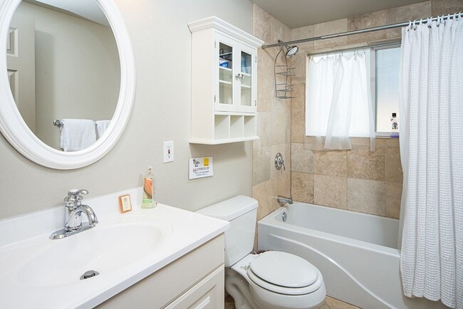 Building Photo - 139 SE Heyburn St