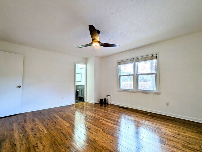 Building Photo - DUPLEX-Upstairs Unit | 3 Bedroom 2 Bathroo...