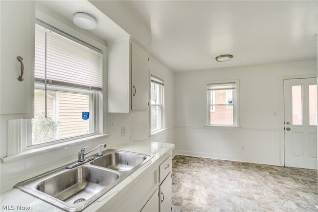 Building Photo - 1343 Victory Dr
