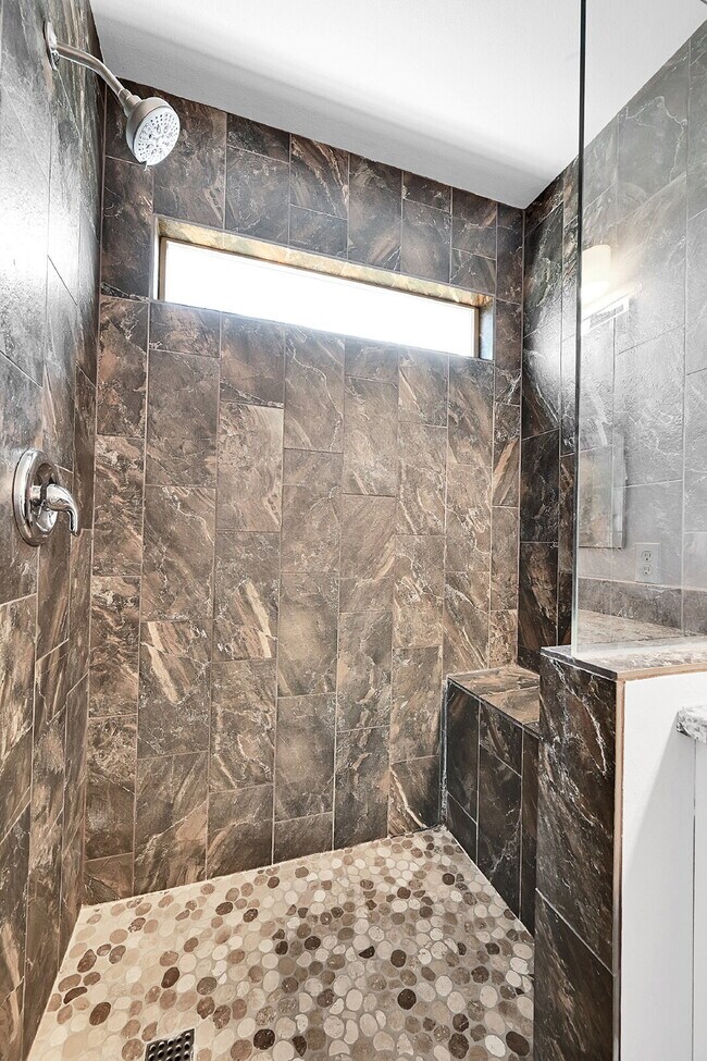 Building Photo - $2,995, 4 bed, 3.5 bath, located in Monume...