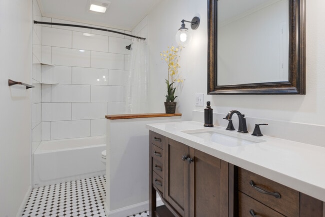 Building Photo - 225 Aurore Ave