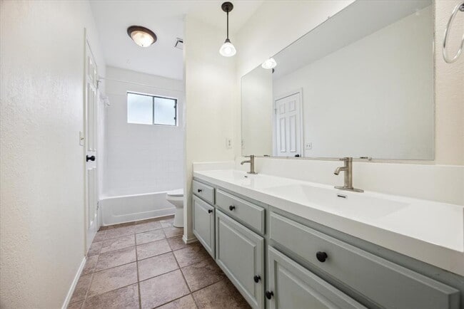 Building Photo - 13004 Sinton Ln