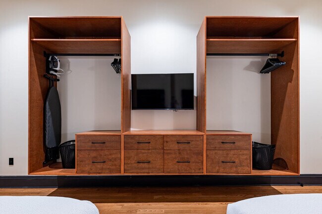 Building Photo - 1011 Canal St