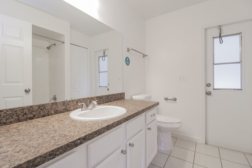 Building Photo - 502 Oak Branch Ct