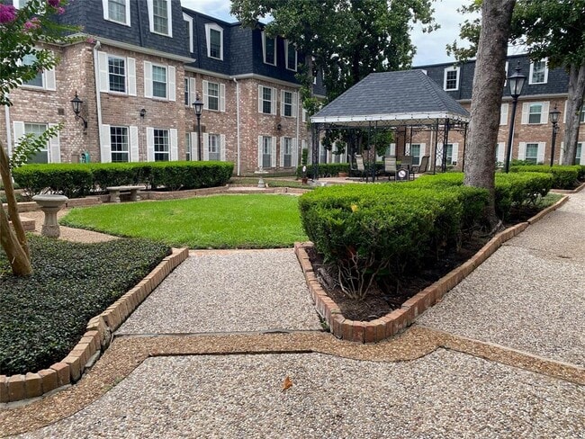 Building Photo - 351 N Post Oak Ln