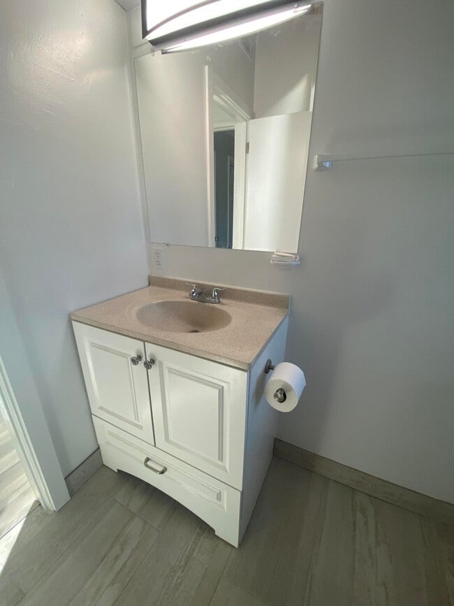 Building Photo - 109 E Hart St