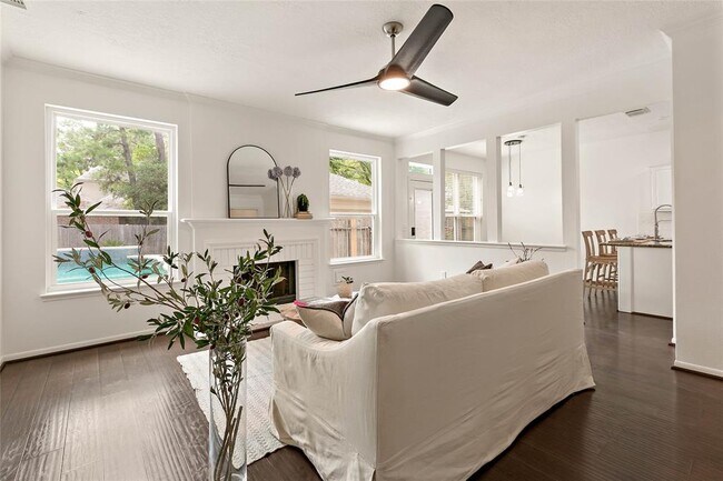 Building Photo - 304 E Golden Arrow Cir