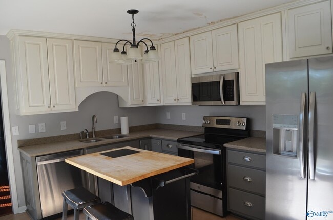 Building Photo - 2136 Eastbrook SE