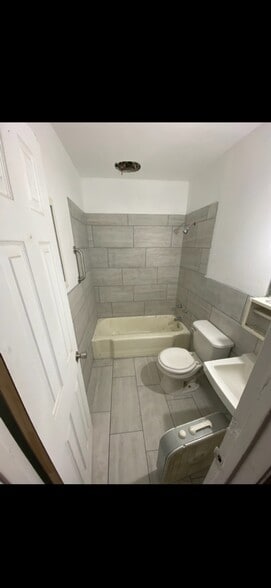 washroom - 539 Moore St S