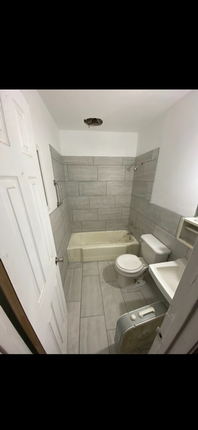 washroom - 539 Moore St S
