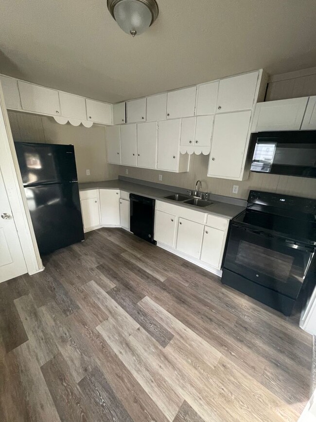 Building Photo - Updated 2 Bedroom with Large Back Yard