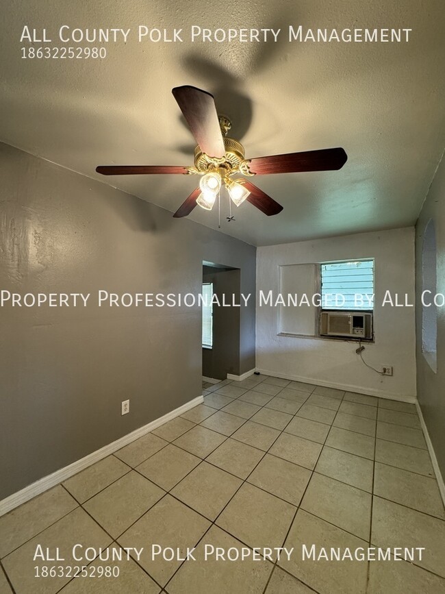 Building Photo - 3 Bedroom 1 Bath Home in St. Pete!