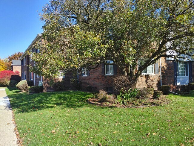 Building Photo - 25312 Shiawassee Cir