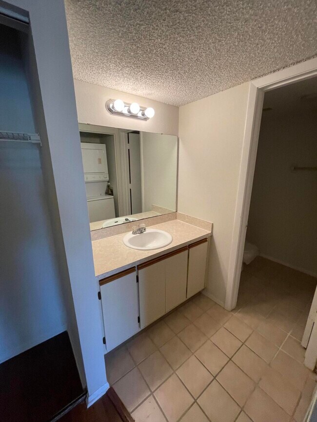 Building Photo - 1550 SE Royal Green Cir