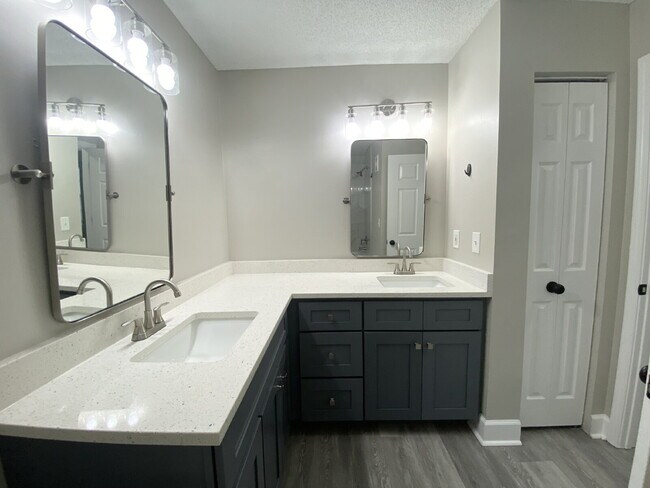 Building Photo - Renovated Two-Bedroom Condo for Rent!