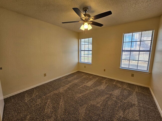 Building Photo - Charming home located in the well-maintain...