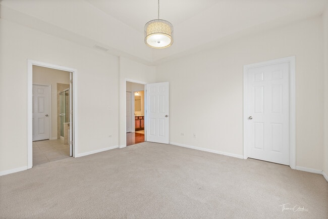 Building Photo - 2528 Dunraven Ave