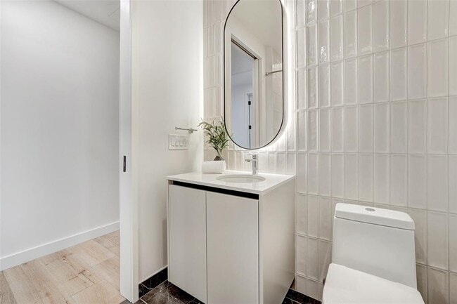 Building Photo - 610 Davis St