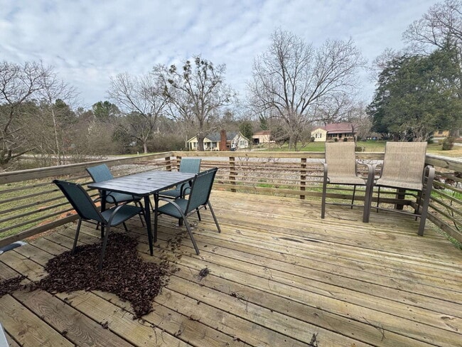 Building Photo - Recently Renovated Home Near Downtown Gillsville