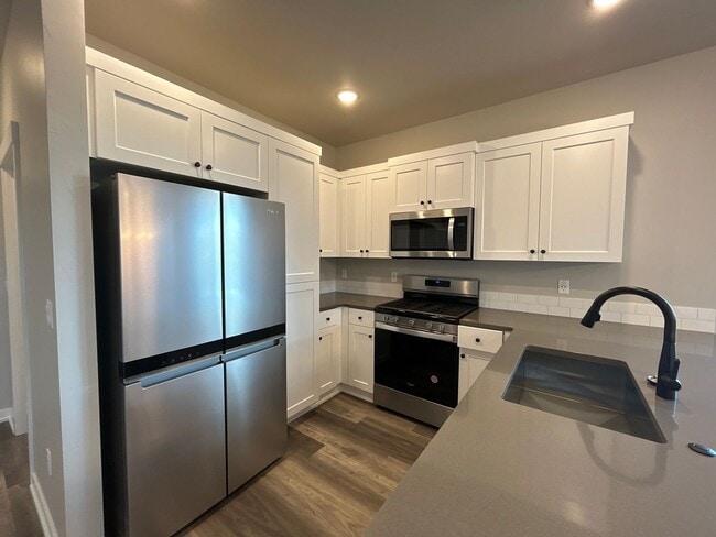 Building Photo - Stylish 2BR + Office Duplex in SE Bend – Garage & Smart Home Perks