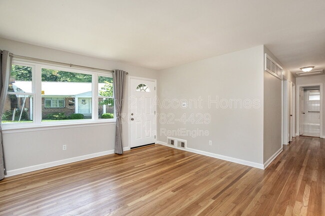Building Photo - 3233 Holly Hill Dr