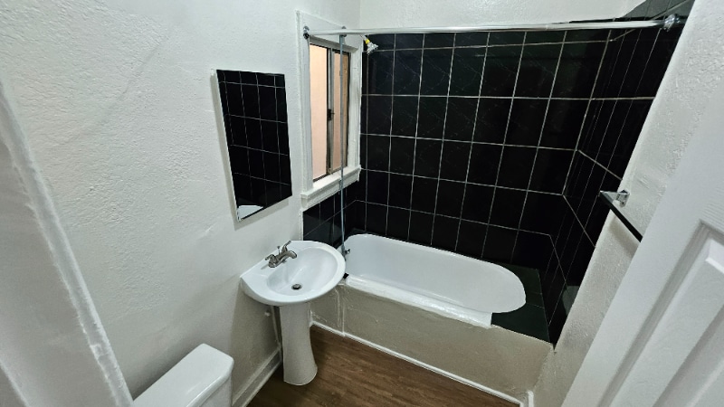 Building Photo - 1185 E Vernon Ave