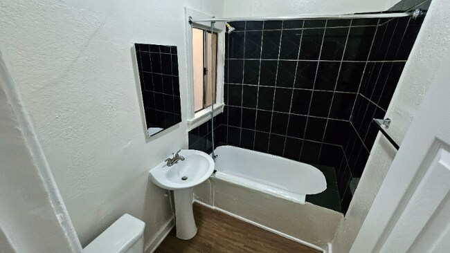 Building Photo - 1185 E Vernon Ave