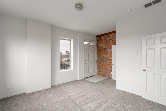 Building Photo - 79 Parsons Ave