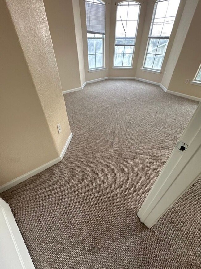 Building Photo - 2 Bedroom - 1 Bathroom - Gardens of Bridge...