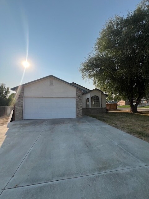 Building Photo - 3 Bed 2 Bath in Nampa!