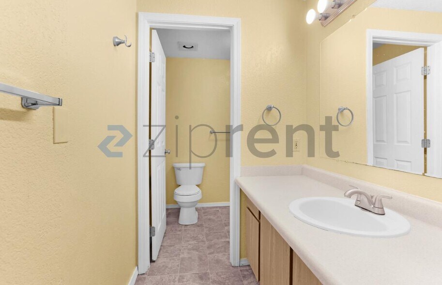 Building Photo - Unit A