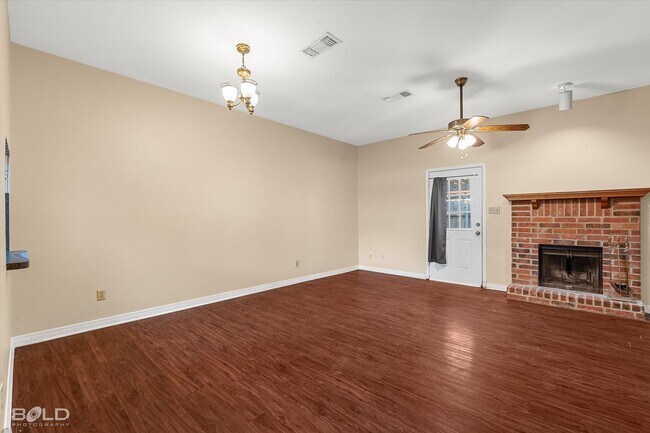 Building Photo - 2 Bedroom 2.5 Bath 2 Car Carport - town house