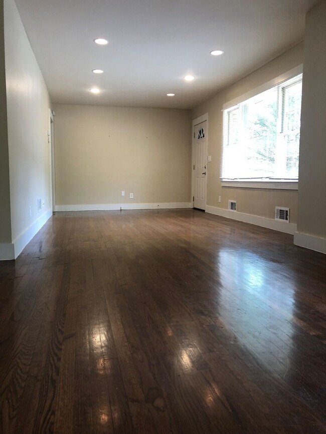 Building Photo - 3 Bed 2 Bath in Atlanta!
