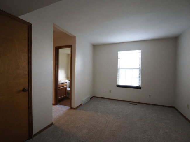 Building Photo - 3 Bdrm, 2.5 Bath Home off of Powers!