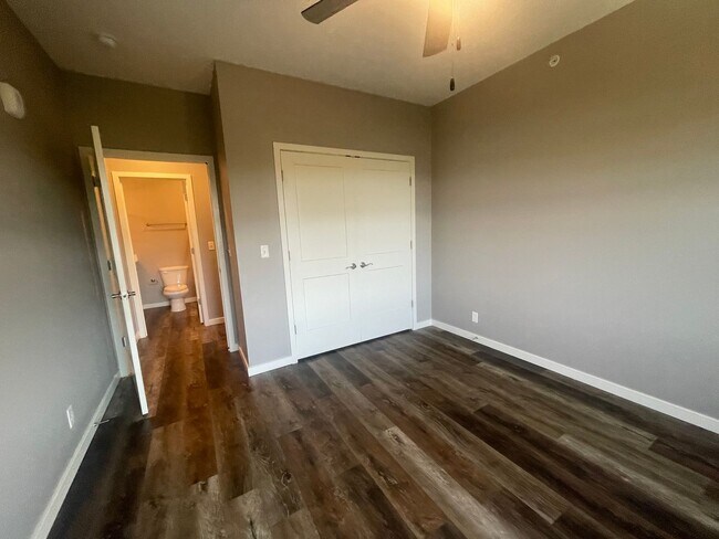 Building Photo - Lake View 1 Bedroom 1 Bath