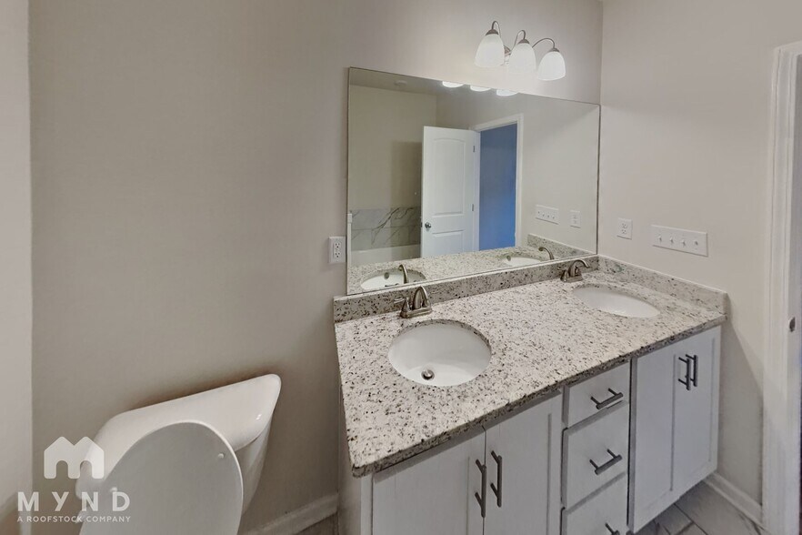 Building Photo - 10155 Sterling Ridge Dr