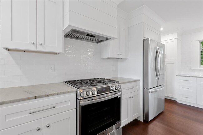 Building Photo - 1296 Hilton Dr