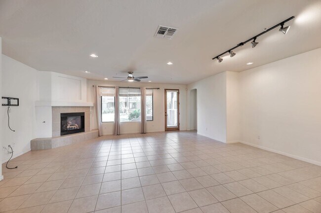 Building Photo - Beautiful 2-Bedroom Condo in Prime Scottsd...