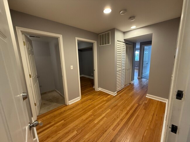 Building Photo - 6954 N Greenview Ave
