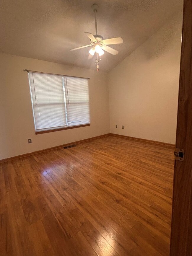 Building Photo - Spacious, corner lot 3-bedroom, 2-bath duplex in Iowa City