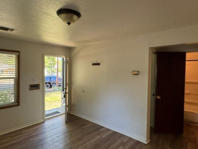 Building Photo - SINGLE FAMILY HOME WITH BONUS ROOM OFF THE DETACHED GARAGE- GARDNERS DREAM