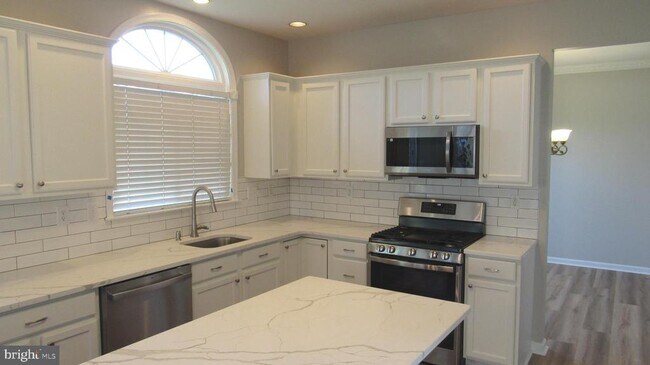 Building Photo - 1045 Fallbrook Ln