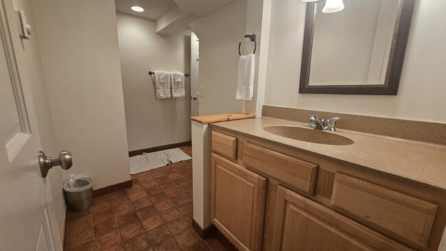 Building Photo - "Charming 3-Bed Oasis in Minneapolis – Spacious 1802 Sq Ft with 2 Full Baths!"