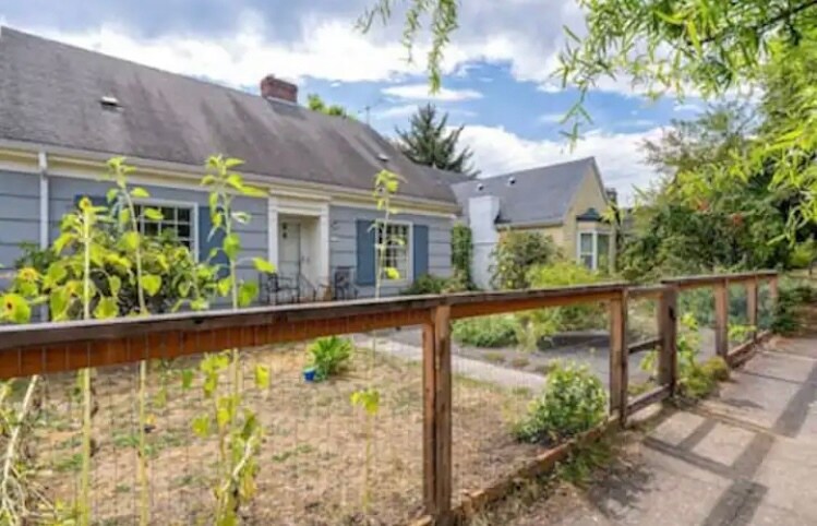 Building Photo - 3330 SE Franklin St