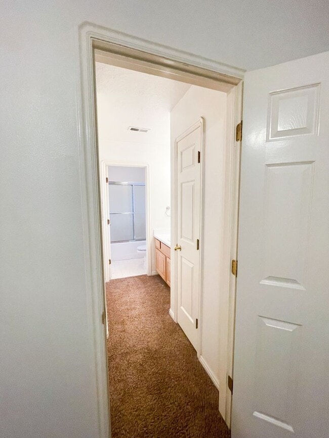 Building Photo - Charming 2 Bedroom Home in Prime Location Near Schools & Shopping